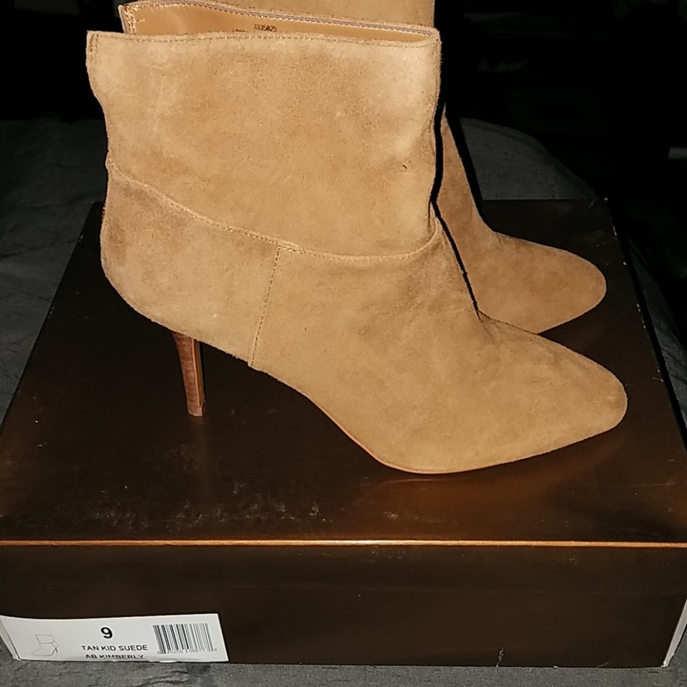 Sz 9 Audrey Brooke Tan Kid Suede Booties